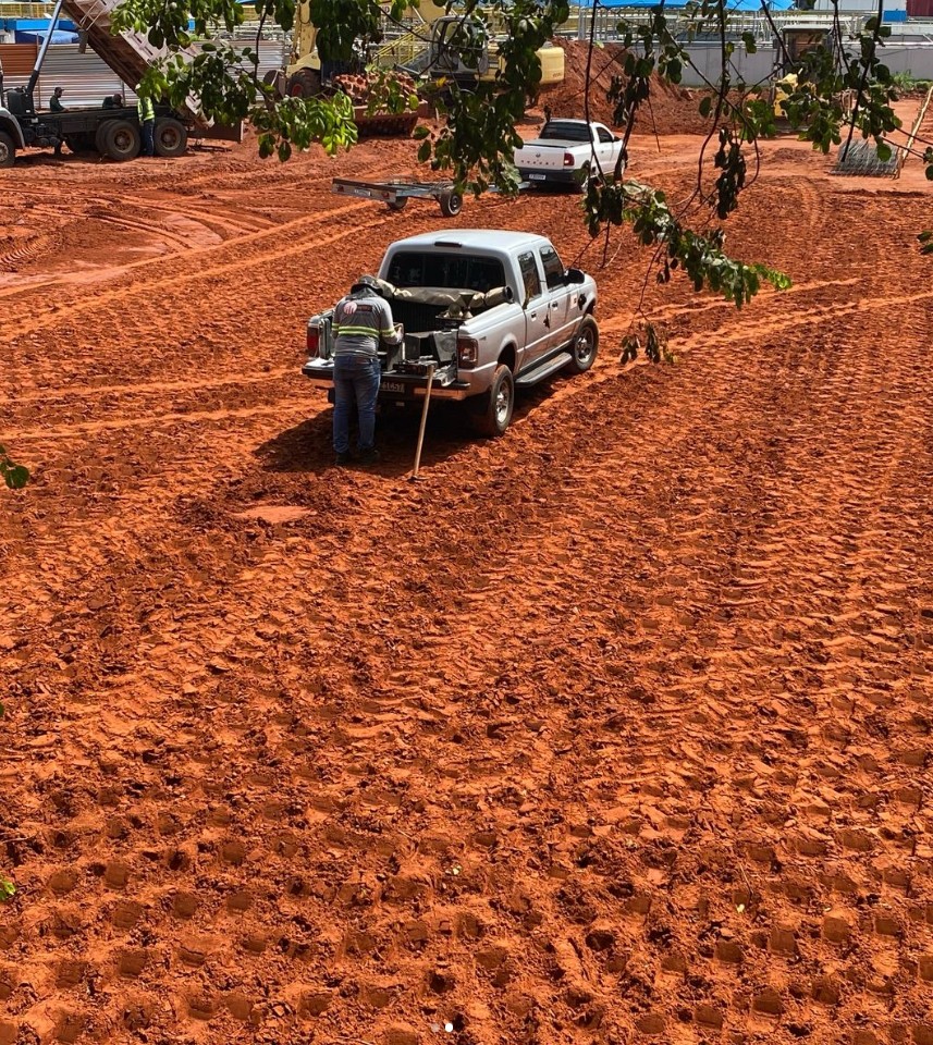 Equipe da Luis Rocha em levantamento topográfico em obra de terraplanagem